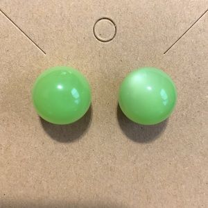 Green bead stud earrings
